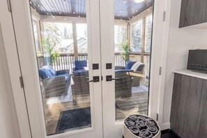 Interior - Hot Tub, Sauna & Arcade! Muskoka Wilderness Cabin (Lake of Bays)