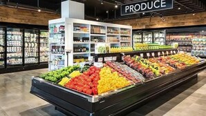 Une épicerie proposant une section de produits frais, des rayons réfrigérés et une variété de produits emballés.
