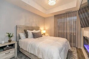 Iron/ironing board, free WiFi, bed sheets, wheelchair access - Fire & Ice Spa w/ Private Sauna! (Innisfil)