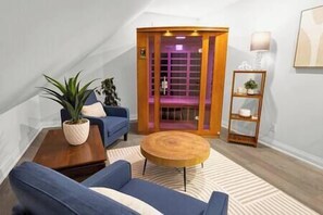 Interior - Royal Beach Lake House & Spa w/ Hot Tub & Sauna (Georgina)