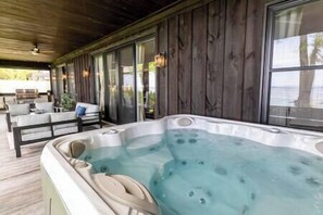 Terrace/patio - Royal Beach Lake House & Spa w/ Hot Tub & Sauna (Georgina)