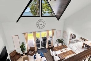 Smart-TV, Kamin, Tischfußball, Bücher