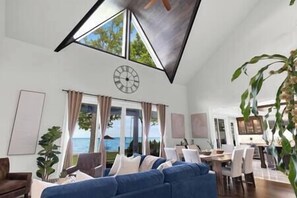 Älytelevisio, takka, pöytäjalkapallopöytä, kirjoja