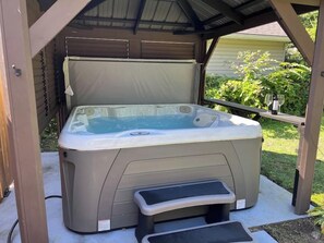 Outdoor spa tub - Hideaway Retreat Bungalow w/ Hot Tub (Midland)