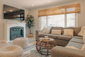 TV, fireplace - Hideaway Retreat Bungalow w/ Hot Tub (Midland)