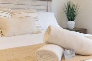 Iron/ironing board, travel cot, free WiFi, bed sheets - Phoenix Farmhouse - Barrie Hockey Arena & 400 HWY (Barrie)