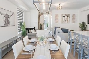 Dining - Phoenix Farmhouse - Barrie Hockey Arena & 400 HWY (Barrie)