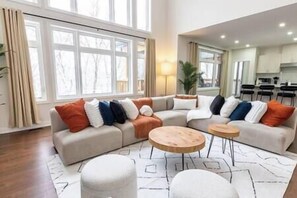 Smart TV, fireplace, table football - Northern Horizons w/ Hot Tub, Sauna & Game Room (Muskoka District Municipality)