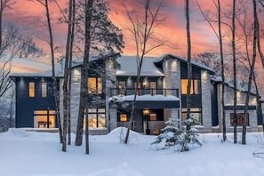 Exterior - Northern Horizons w/ Hot Tub, Sauna & Game Room (Muskoka District Municipality)