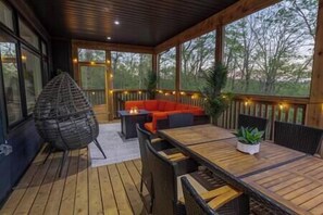 Outdoor dining - Northern Horizons w/ Hot Tub, Sauna & Game Room (Muskoka District Municipality)