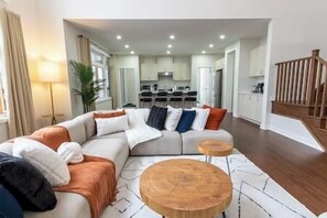 Smart-TV, Kamin, Tischfußball