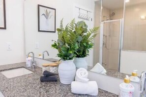 Shower, hair dryer, towels - Northern Horizons w/ Hot Tub, Sauna & Game Room (Muskoka District Municipality)
