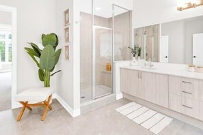 Shower, hair dryer, towels - Lake of Bays Beach Resort w Hot Tub, Sauna & Games (Lake of Bays)