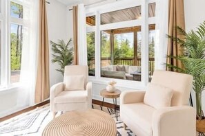Smart TV, fireplace, table football, ping pong - Lake of Bays Beach Resort w Hot Tub, Sauna & Games (Lake of Bays)