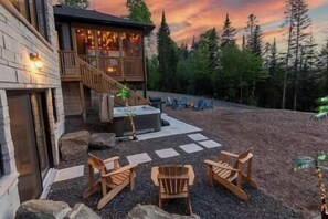 Terrace/patio - Lake of Bays Beach Resort w Hot Tub, Sauna & Games (Lake of Bays)