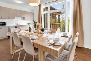 Dining - Lake of Bays Beach Resort w Hot Tub, Sauna & Games (Lake of Bays)