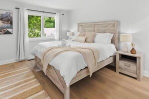 Desk, iron/ironing board, travel cot, free WiFi - Hot Tub, Innisfil Beach Park - The Nest Lakehouse (Innisfil)