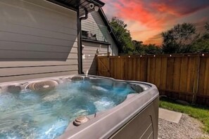 Outdoor spa tub - Hot Tub, Innisfil Beach Park - The Nest Lakehouse (Innisfil)
