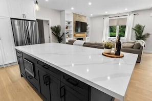Interior - Hot Tub, Innisfil Beach Park - The Nest Lakehouse (Innisfil)