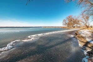 On the beach - Hot Tub, Wet Bar & Games - Sunset Shores Lakehouse (Georgina)