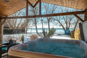 Outdoor spa tub - Hot Tub, Wet Bar & Games - Sunset Shores Lakehouse (Georgina)