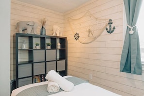 Iron/ironing board, travel cot, free WiFi, bed sheets - Hot Tub, Wet Bar & Games - Sunset Shores Lakehouse (Georgina)