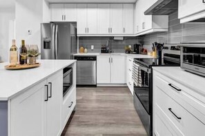 Fridge, microwave, oven, stovetop - LUXE Lakeside Suite-Pool Table/ Pickle Ball/Tennis (Kawartha Lakes)