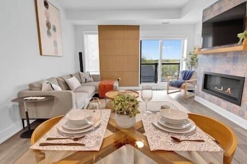 LUXE Lakeside Suite-Pool Table/ Pickle Ball/Tennis