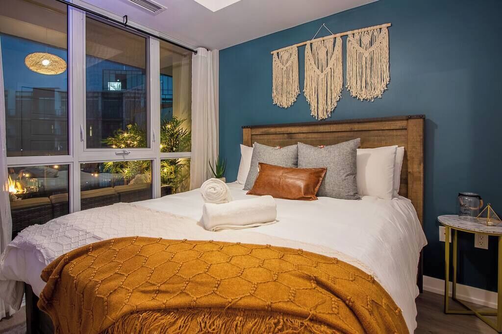 Tabla de planchar con plancha, wifi gratis y ropa de cama 