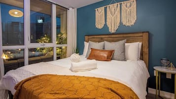 Tabla de planchar con plancha, wifi gratis y ropa de cama