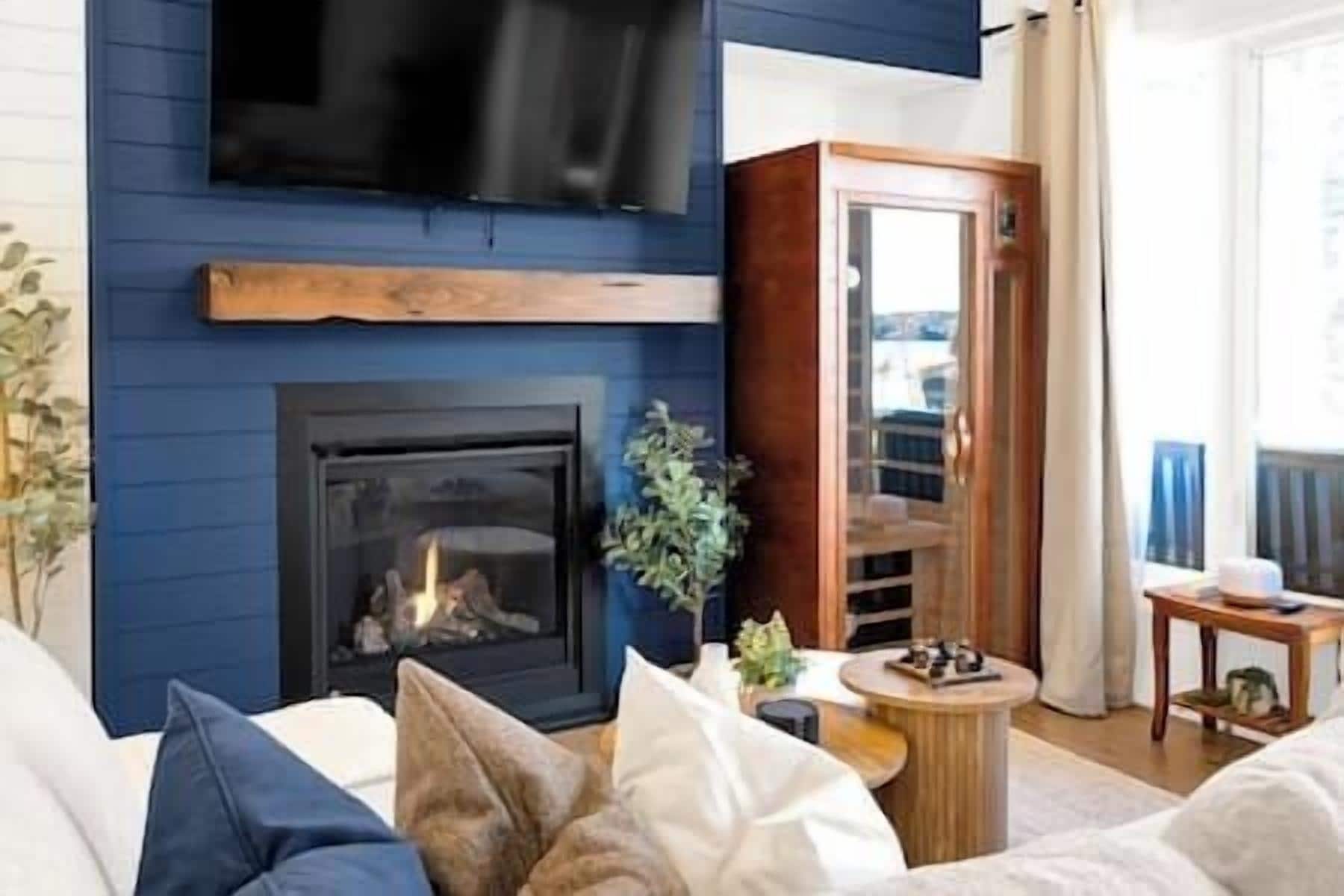 Smart TV, fireplace