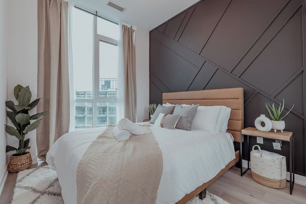 Tabla de planchar con plancha, wifi gratis y ropa de cama 