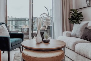 Smart TV, fireplace - Upscale Spa Getaway w/ Private Sauna (Innisfil)