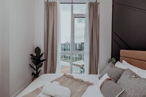 Iron/ironing board, free WiFi, bed sheets, wheelchair access - Upscale Spa Getaway w/ Private Sauna (Innisfil)