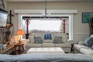 Smart TV, fireplace, books, stereo