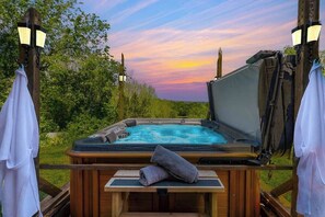 Outdoor spa tub
