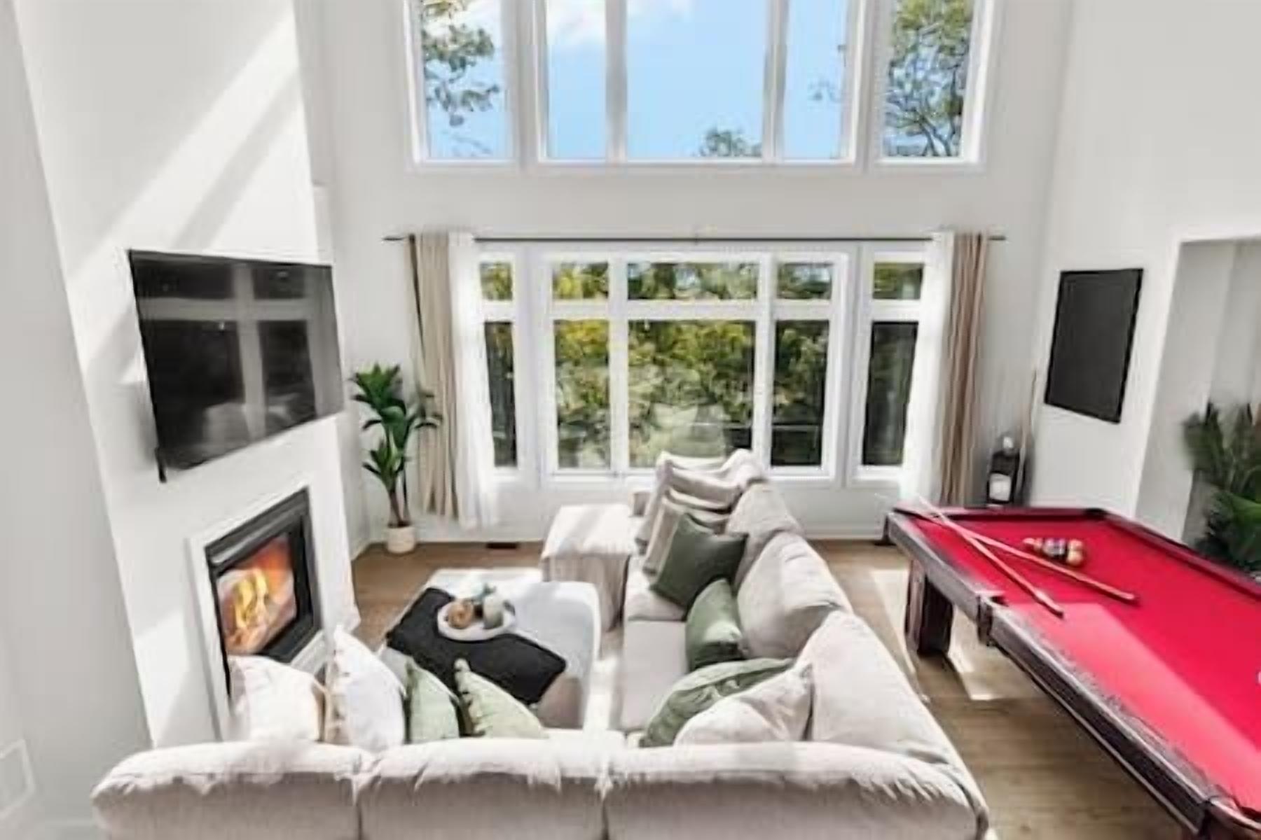 Téléviseur connecté, foyer, table de baby-foot