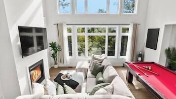 Téléviseur connecté, foyer, table de baby-foot