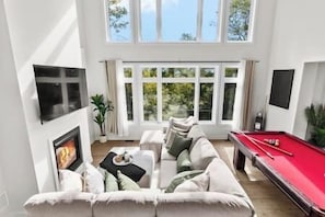 TV connectée, cheminée, baby-foot