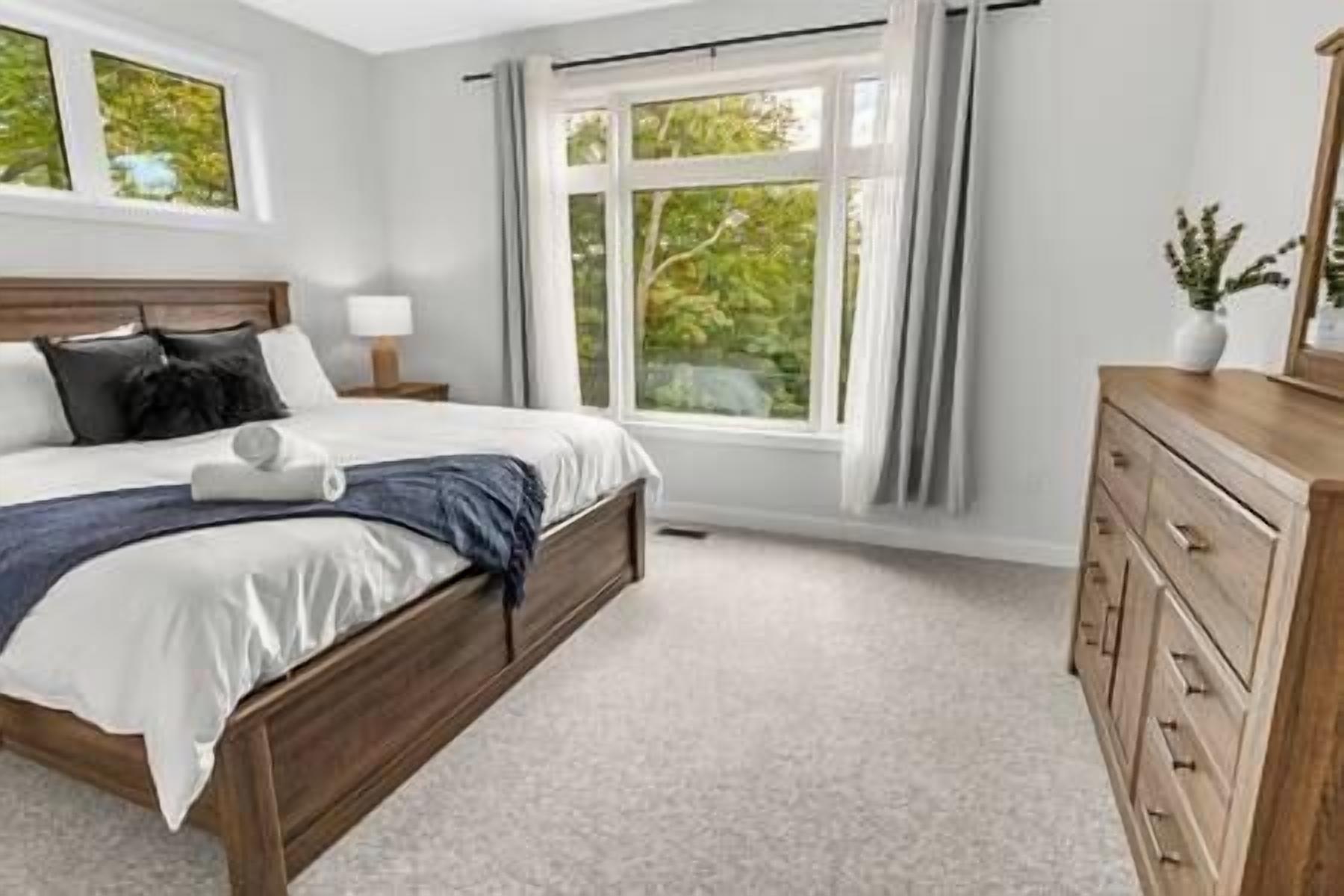 8 bedrooms, desk, iron/ironing board, travel cot