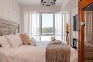 Een strijkplank/strijkijzer, reisbedje, gratis wifi, beddengoed