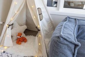 Iron/ironing board, travel cot, free WiFi, bed sheets - Northern Lights Muskoka w/ Hot Tub & Pool Table (Muskoka District Municipality)