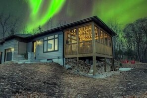 Exterior - Northern Lights Muskoka w/ Hot Tub & Pool Table (Muskoka District Municipality)
