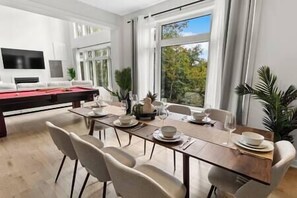 Dining - Northern Lights Muskoka w/ Hot Tub & Pool Table (Muskoka District Municipality)