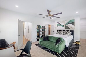 3 bedrooms, desk, iron/ironing board, Internet - ATL Townhome Near Mercedes-Benz Stadium: Sleeps 6! (Atlanta)