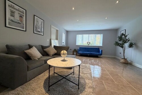 ✨ Modern & Spacious 2-Bedroom Home | All Ensuite | Sleeps 6 ✨