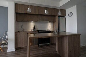 Refrigerador, microondas, parrilla de estufa y lavavajillas 