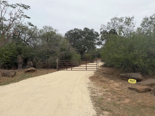 ChapaGon Getaway! 10.5 acres of peaceful country living!