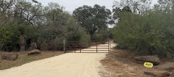 ChapaGon Getaway! 10.5 acres of peaceful country living!