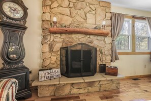 Interior - Find Your Perfect Escape at Red Oak Cabin (Glouster)